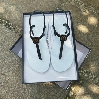 [GIÀYGIÀY SANDAL QUAI HẬU NỮ QUAI MỎNG CÁ TÍNH CHẤT LIỆU CAO SU ÊM ÁI GẮN CHARM CHỮ M BASIC ĐƠN GIAN