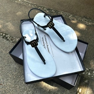 [GIÀYGIÀY SANDAL QUAI HẬU NỮ QUAI MỎNG CÁ TÍNH CHẤT LIỆU CAO SU ÊM ÁI GẮN CHARM CHỮ M BASIC ĐƠN GIAN