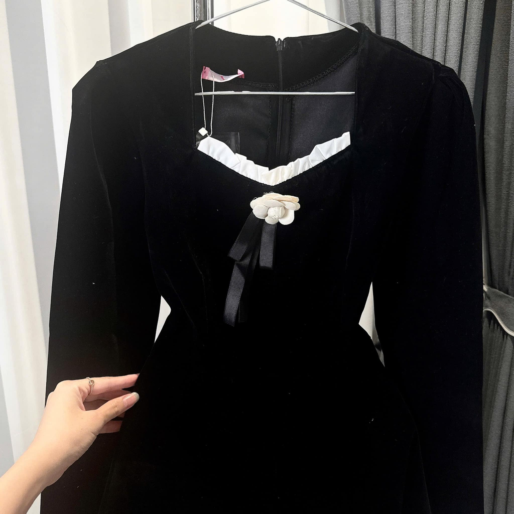 Váy nữ, đầm nữ DONNA HCOM3528 cổ vuông đính hoa trà tay dài dáng xoè viền bèo trắng tiểu thư sang chảnh
