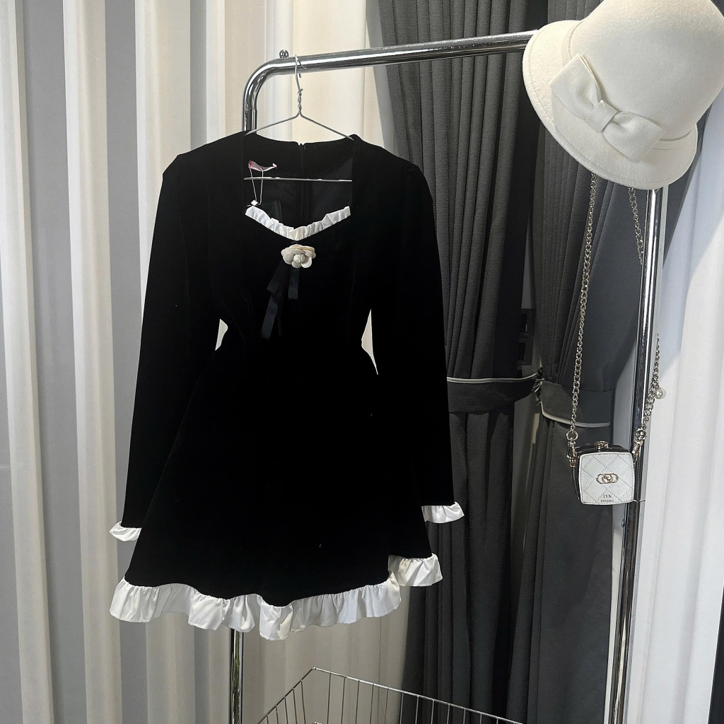 Váy nữ, đầm nữ DONNA HCOM3528 cổ vuông đính hoa trà tay dài dáng xoè viền bèo trắng tiểu thư sang chảnh
