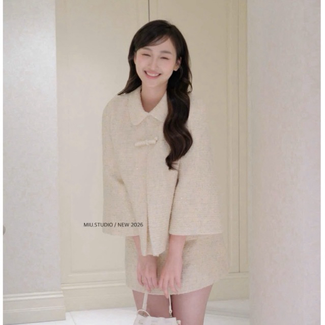 Set bộ dạ cape trắng kem blinh cao cấp, Áo khoác cổ sen tay lỡ đính nơ kèm chân váy A dạ tweed style tiểu thư sang chảnh