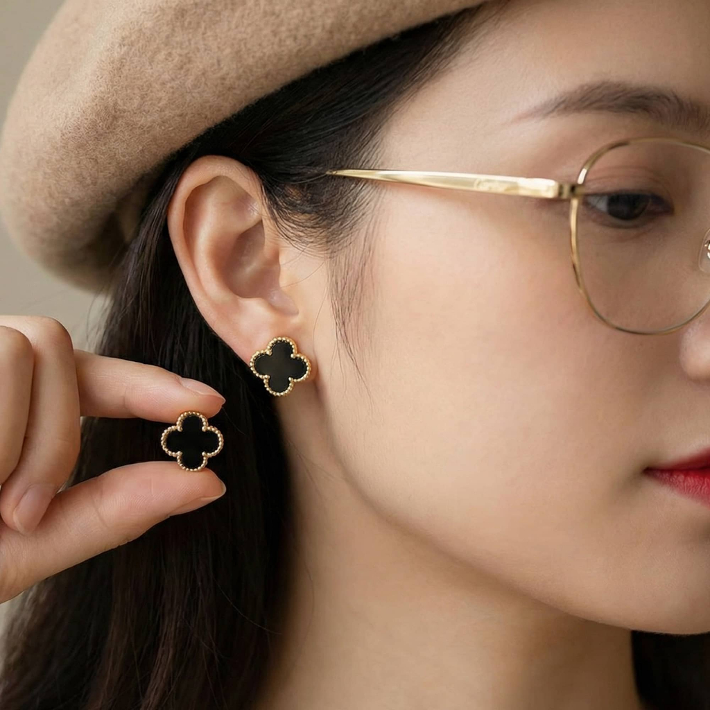 Bông tai nữ bạc cỏ bốn lá đính đá sang trọng đen trắng . Hoa tai mạ vàng cao cấp sang trọng thương hiệu ChicEar Jewelry
