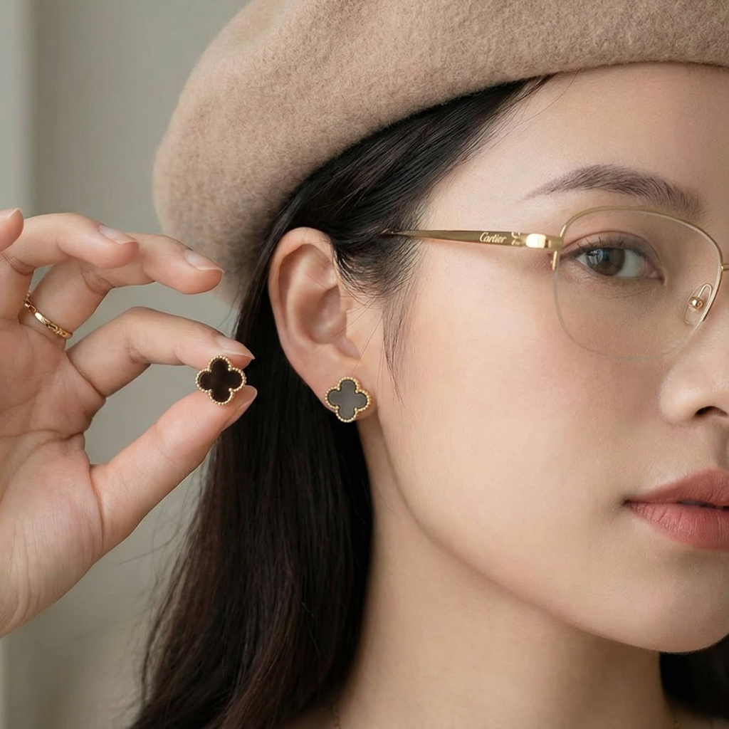 Bông tai nữ bạc cỏ bốn lá đính đá sang trọng đen trắng . Hoa tai mạ vàng cao cấp sang trọng thương hiệu ChicEar Jewelry
