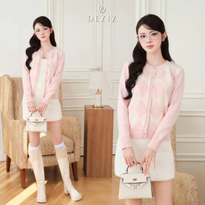 DELIZ TET 2026 - Áo len cardigan cổ tròn dài tay tone hồng pastel nhẹ nhàng tiểu thư phối kẻ trám thanh lịch CD113