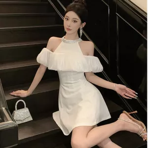 Váy đầm trắng trễ vai cổ yếm liền cổ đeo vai con gái kiểu Pháp phong cách Hepburn váy đầm dự tiệc