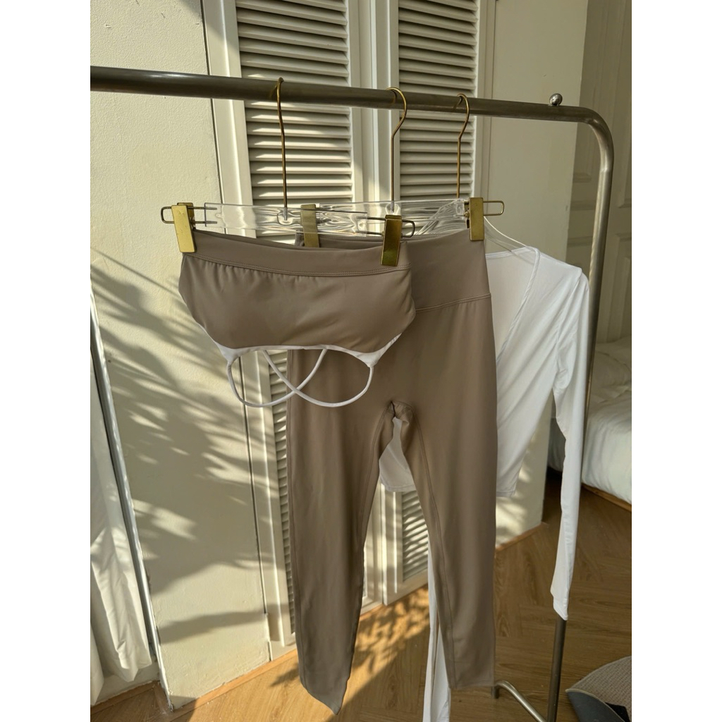 Set Đồ Tập Nữ Moka Khaki Phối Viền Trắng - Áo Bra Thể Thao Chéo Lưng Quyến Rũ