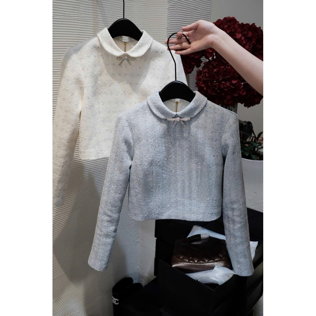 MIU.STUDIO • Set áo dạ tweed blinh dáng ngắn thiết kế cổ sen đính nơ cách điệu kèm chân váy lưới dáng dài sang chảnh