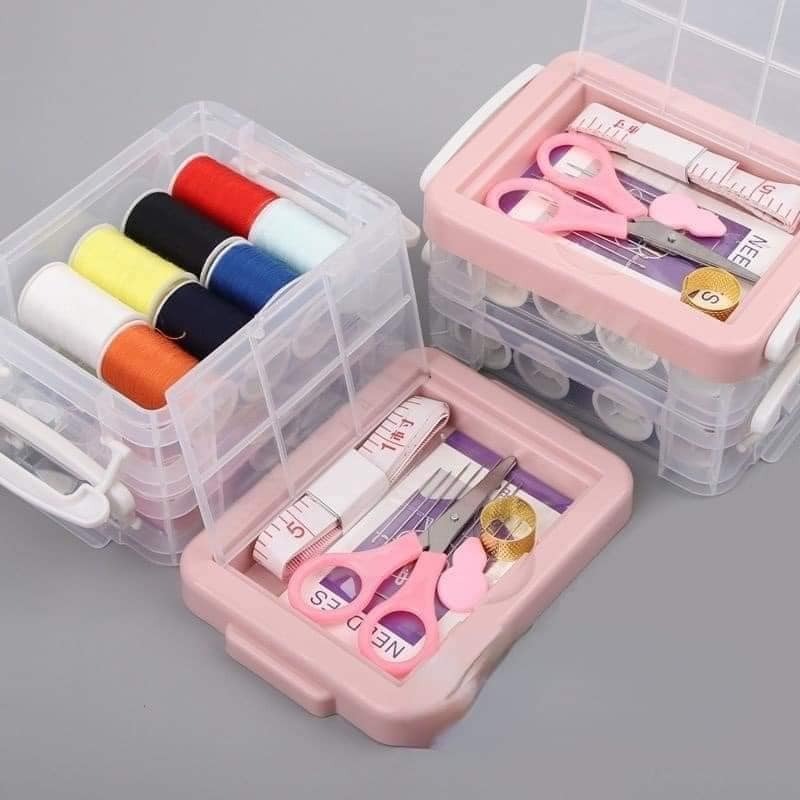 Bộ Hộp Kim Chỉ May Vá Đa Năng Gia Đình 2 Tầng – 12 CUỘN CHỈ MINI NHIỀU MÀU, ĐẦY ĐỦ KIM KÉO THƯỚC DÂY