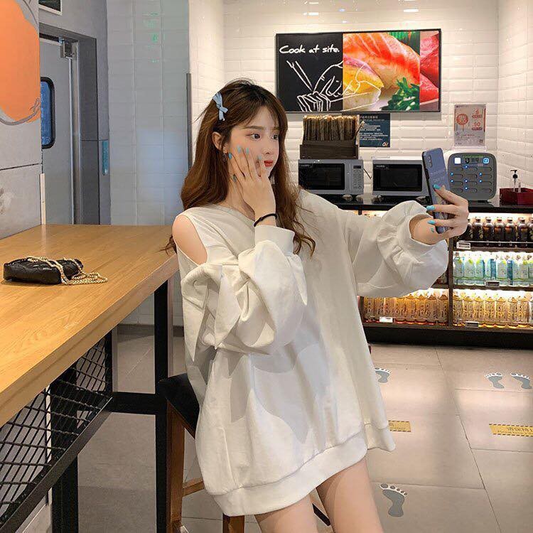 Áo sweater form rộng thụng trắng đen cổ tim Áo phông trẻ trung Áo thun nữ tay bồng gắn nơ khoét vai T17G MONOKA SHOP