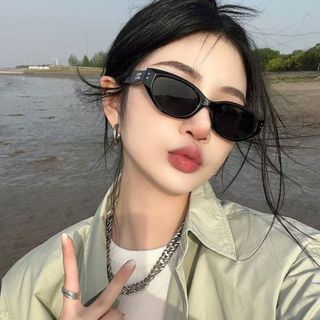 [MUA 1 TẶNG 1 PHỤ KIỆN] Kính Râm Samjunee Nữ Mắt Mèo Gọng Đen Cá Tính, Chống Tia UV400, Phong Cách Sang Trọng K17