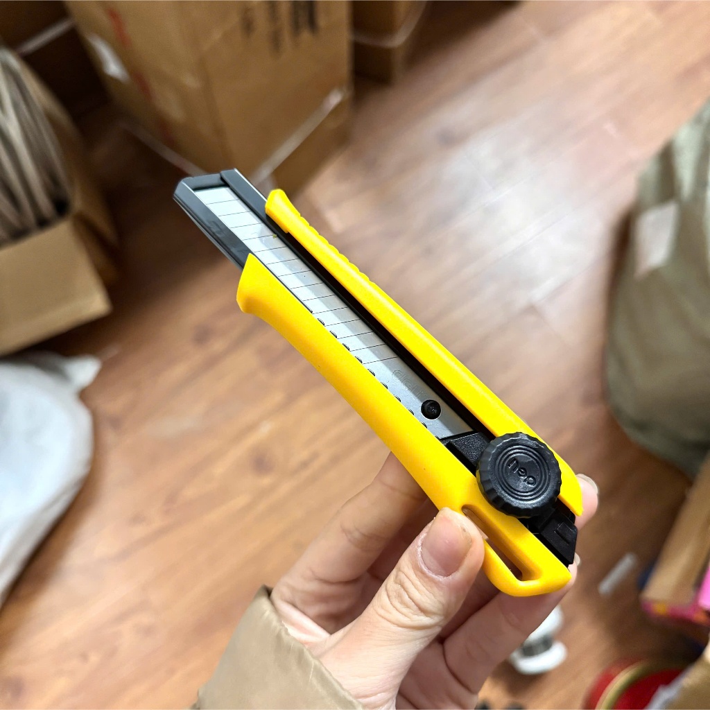 Dao rọc giấy Deli nút vặn 18mm