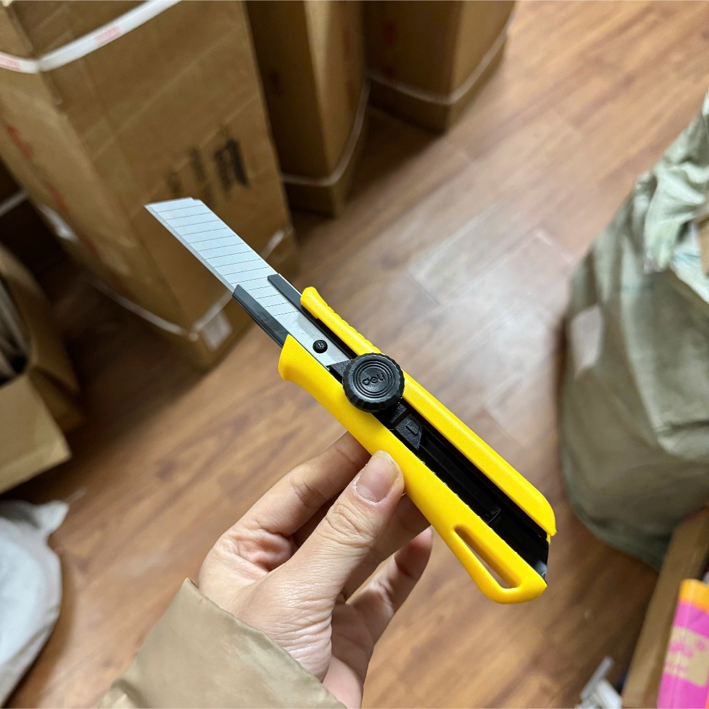 Dao rọc giấy Deli nút vặn 18mm