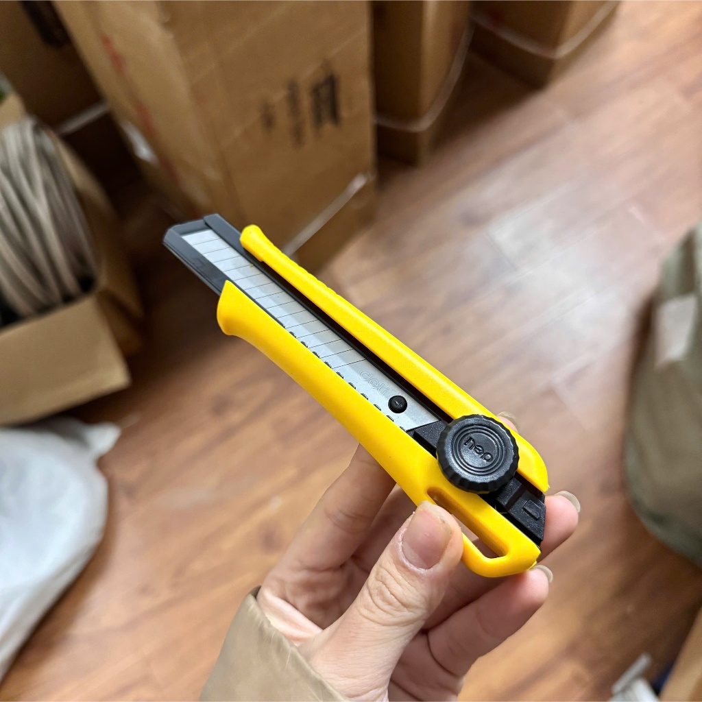 Dao rọc giấy Deli nút vặn 18mm