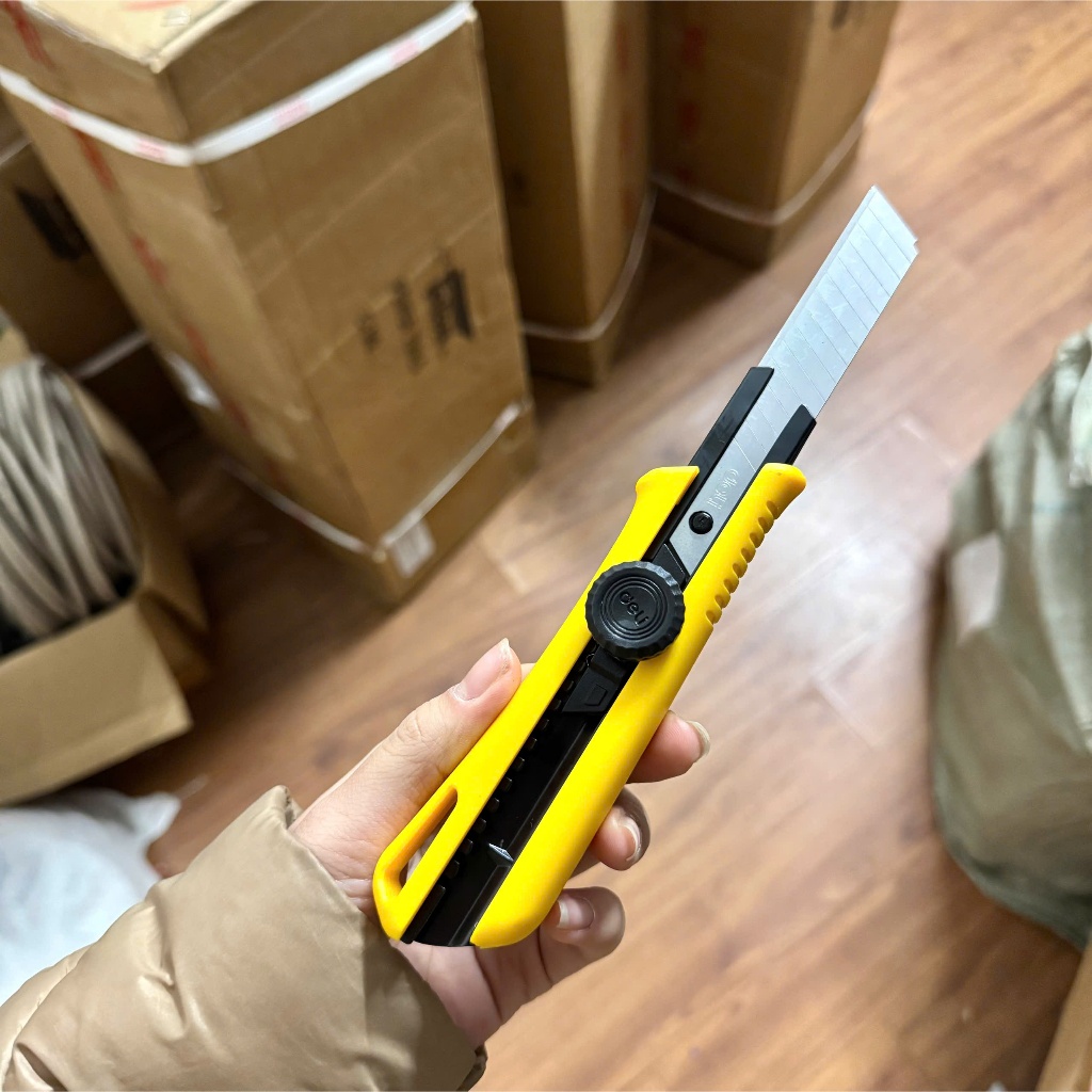 Dao rọc giấy Deli nút vặn 18mm