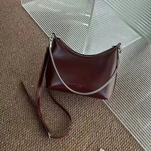 Túi xách kèm gấu da mềm