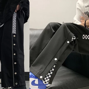 Quần suông unisex đóng cúc cạp chun Quần dài ống rộng nam nữ xẻ tà có cúc bấm để đóng mở tà đen phối caro T23G