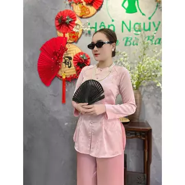 Hân Nguyễn Áo Bà Ba - B.A182 - Áo Bà Ba Gấm HoA Hải Đường Cách Điệu Cổ Tròn TAy Dài Dây Kéo Nút Nụ Bọc QUẦN NGỌC TRAI