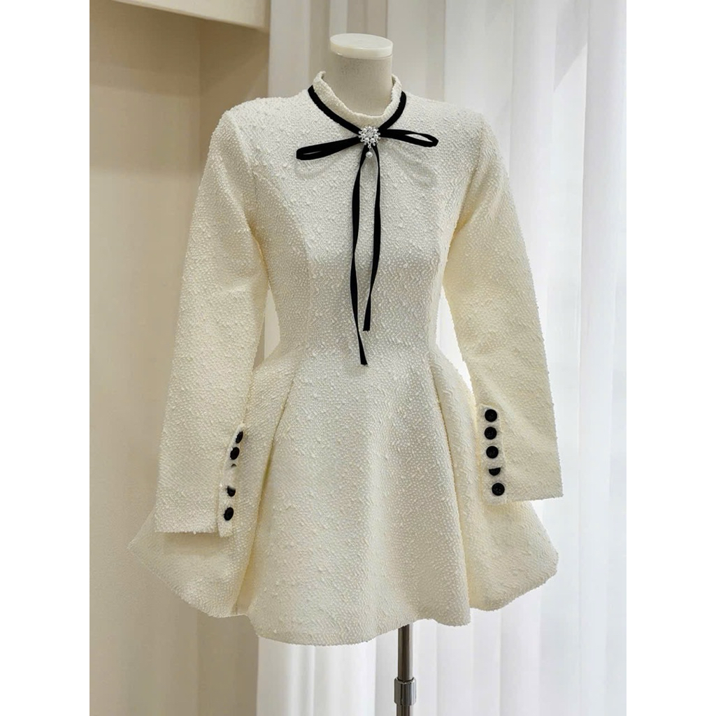 MIU.STUDIO •”Emi dress” Đầm dạ tweed tiểu thư dài tay phối cổ nơ đá sang chảnh, Váy thiết kế dáng ngắn xoè thanh lịch