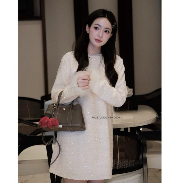 Đầm dạ kim sa blinh blinh tiểu thư dài tay phối lông vũ cao cấp ,Váy thiết kế cổ đính ngọc dáng suông màu kem sang chảnh