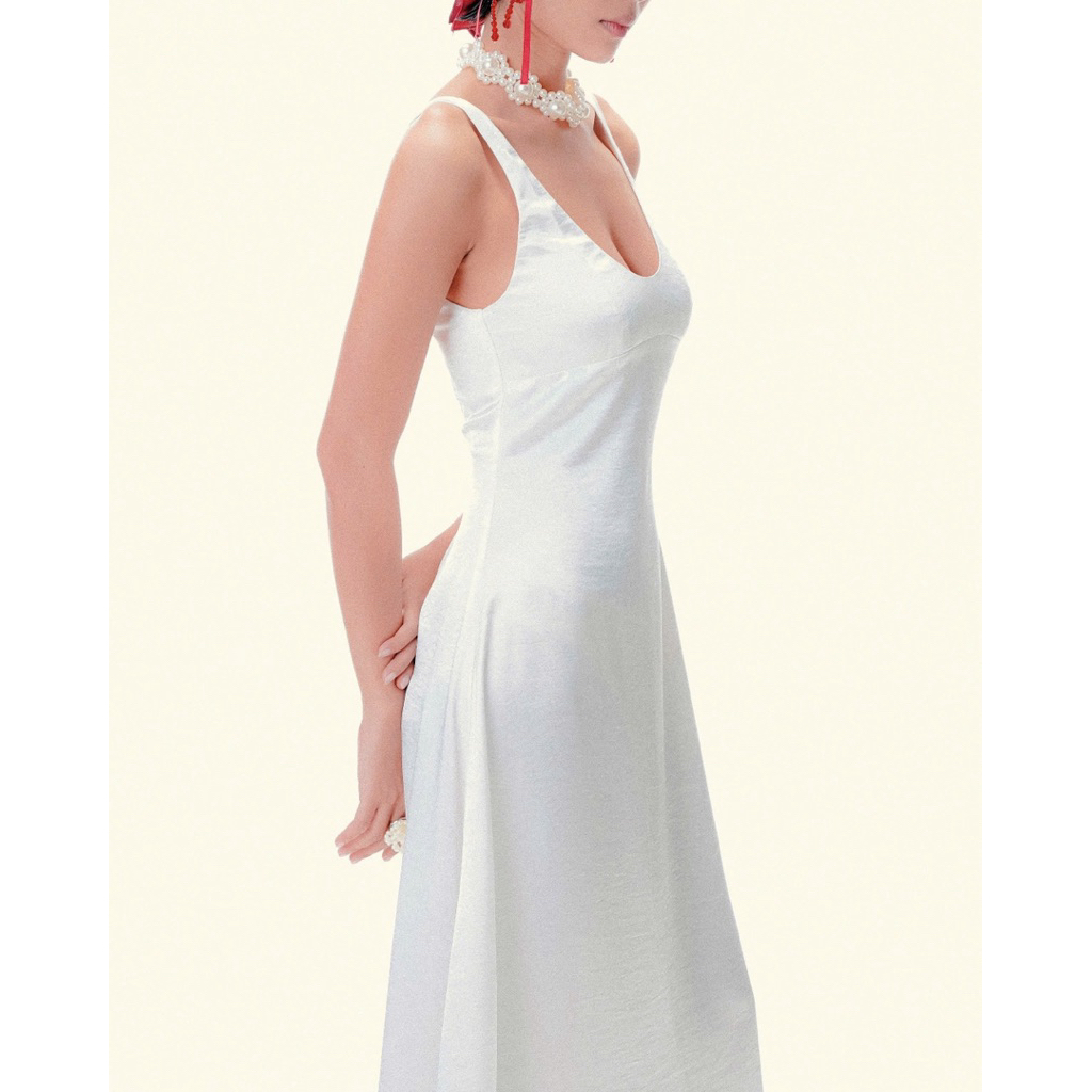 Normallife | DRESS 27 | Đầm lụa 2 dây bản rộng dáng suông dài với phần cổ khoét sâu gợi cảm tinh tế | BigBuy360 - bigbuy360.vn