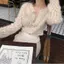 Áo khoác cardigan dệt kim rỗng nữ áo len khóa ngọc trai màu be dễ phối khí chất cổ điển Hàn Quốc