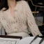 Áo khoác cardigan dệt kim rỗng nữ áo len khóa ngọc trai màu be dễ phối khí chất cổ điển Hàn Quốc