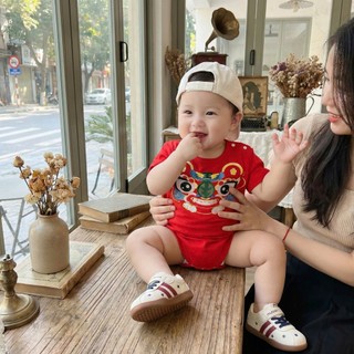 Set body Tết kèm yếm (Không kèm tất) cho bé 4-11Kg. Bộ đồ Lân đỏ chất liệu cotton cho bé. Dino Kids
