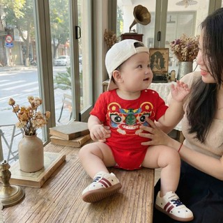 Set body Tết kèm yếm (Không kèm tất) cho bé 4-11Kg. Bộ đồ Lân đỏ chất liệu cotton cho bé. Dino Kids