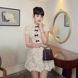MIU.STUDIO • Đầm nữ cổ bèo đính nơ thiết kế dáng A sang chảnh , Váy dạ tiệc ren hoa cộc tay chiết eo tôn dáng, 1 màu