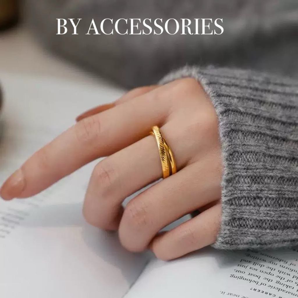 Nhẫn nữ unisex titan kiểu 2 vòng lồng nhau mặt cắt chéo mạ vàng không gỉ WR2609 BY ACCESSORIES