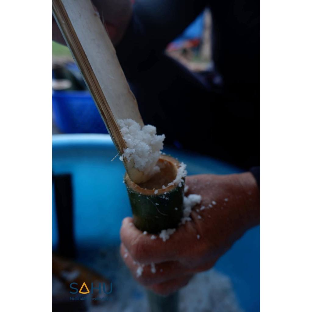 Muối tre SAHU - muối biển nung trong ống tre tươi, vị mặn dịu không chát