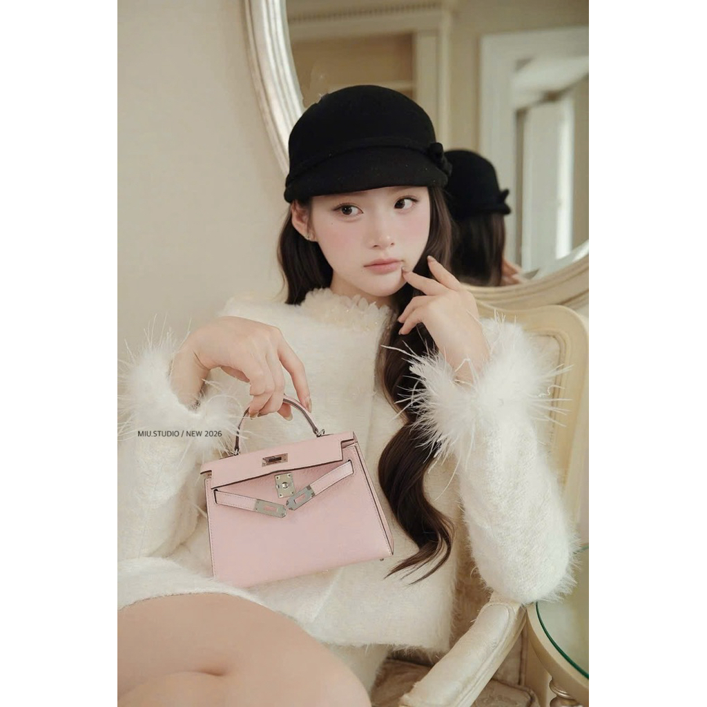 MIU.STUDIO • Set áo dạ dáng lửng phối tay lông Tk cổ tết hoa đính đá cao cấp kèm chân váy chữ A sang chảnh , dành cho nữ