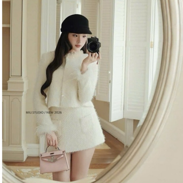 MIU.STUDIO • Set áo dạ dáng lửng phối tay lông Tk cổ tết hoa đính đá cao cấp kèm chân váy chữ A sang chảnh , dành cho nữ