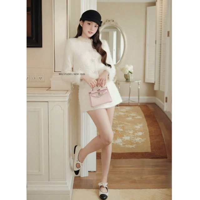 MIU.STUDIO • Set áo dạ dáng lửng phối tay lông Tk cổ tết hoa đính đá cao cấp kèm chân váy chữ A sang chảnh , dành cho nữ