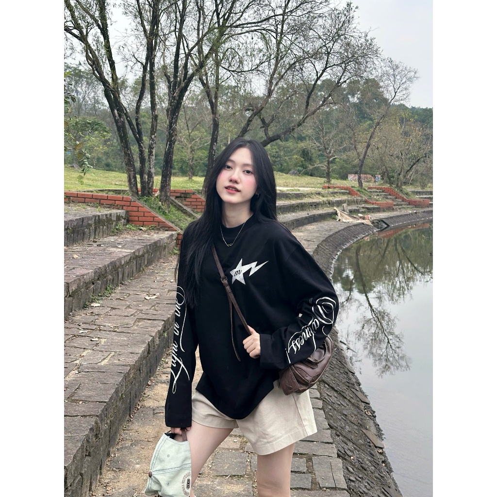 (BEST SELLER) ÁO LONG SLEEVE IN NHŨ "LIGHT IN THE DARK"  (Áo Thun Cổ tròn Tay Dài)  / BOXY  - MOSS.STU - 260GSM