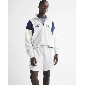 Đây là một chiếc áo nỉ khóa kéo cổ (half-zip sweatshirt) của thương hiệu Abercrombie & Fitch