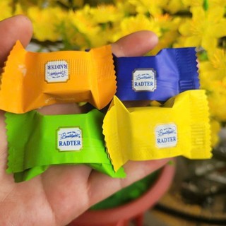 KẸO SOCOLA RADTER–nhỏ mà nổi bật khiến RADTER bán cực chạy,4 màu– 4vị khác nhau: socola sữa,socola đậm,socola trắng.