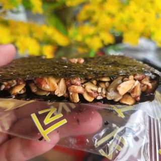 Rong biển kẹp hạt thượng hạng là sự kết hợp thú vị giữa rong biển giòn rụm và hỗn hợp hạt bổ dưỡng!