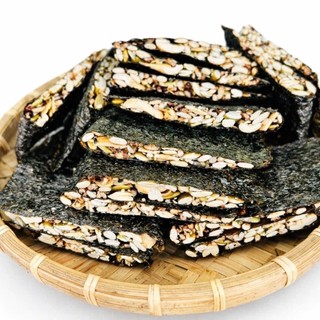 Rong biển kẹp hạt thượng hạng là sự kết hợp thú vị giữa rong biển giòn rụm và hỗn hợp hạt bổ dưỡng!