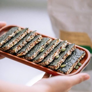 Rong biển kẹp hạt thượng hạng là sự kết hợp thú vị giữa rong biển giòn rụm và hỗn hợp hạt bổ dưỡng!
