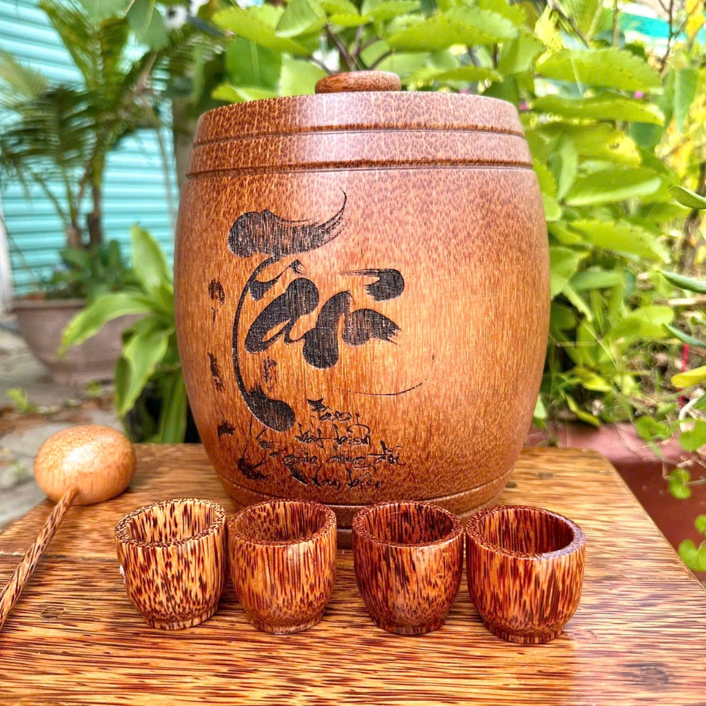 | 𝐂𝐎𝐌𝐁𝐎 | Hũ Đựng Rượu Gỗ Dừa Khắc Lazer Thư Pháp Kèm 4 Ly Rượu Gáo Múc Rượu Hàng Thủ Công Gỗ Dừa Tự Nhiên