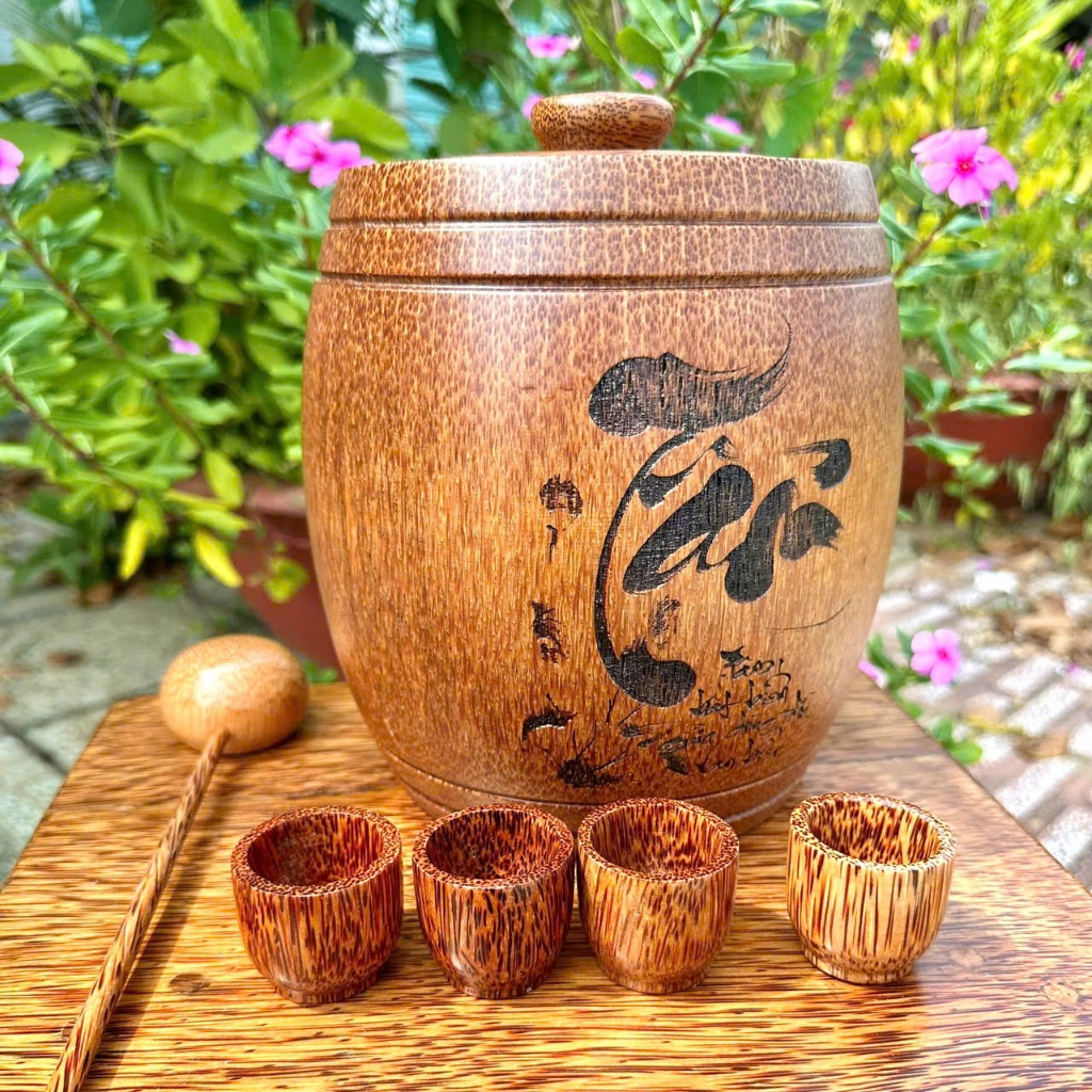 | 𝐂𝐎𝐌𝐁𝐎 | Hũ Đựng Rượu Gỗ Dừa Khắc Lazer Thư Pháp Kèm 4 Ly Rượu Gáo Múc Rượu Hàng Thủ Công Gỗ Dừa Tự Nhiên