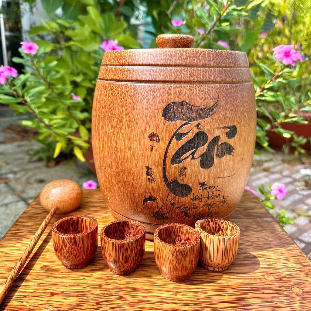 | 𝐂𝐎𝐌𝐁𝐎 | Hũ Đựng Rượu Gỗ Dừa Khắc Lazer Thư Pháp Kèm 4 Ly Rượu Gáo Múc Rượu Hàng Thủ Công Gỗ Dừa Tự Nhiên