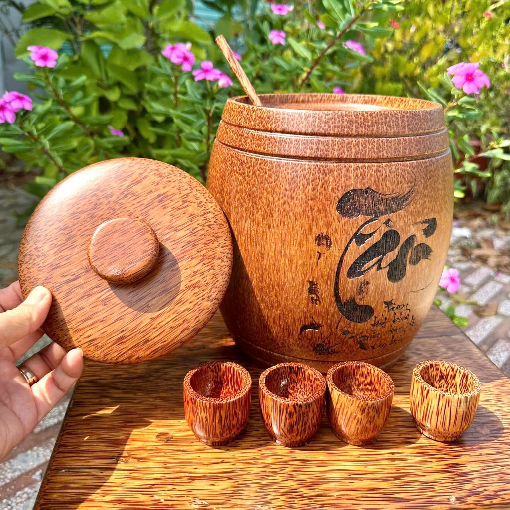 | 𝐂𝐎𝐌𝐁𝐎 | Hũ Đựng Rượu Gỗ Dừa Khắc Lazer Thư Pháp Kèm 4 Ly Rượu Gáo Múc Rượu Hàng Thủ Công Gỗ Dừa Tự Nhiên