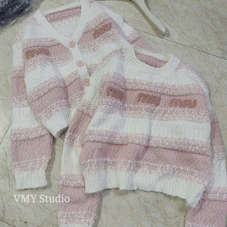 VMY Studio - Áo len kẻ hồng MIUMIU dài tay QCCC xinh xắn, áo len cardigan cổ tim dài tay phong cách Hàn Quốc