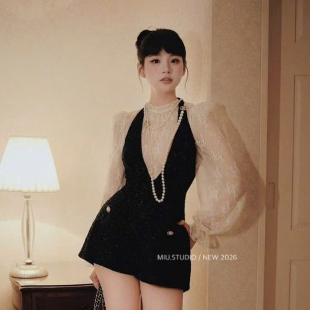 MIU.STUDIO •”Hazel Set” Jumpsuit dạ yếm kim sa TK dáng ngắn cổ V kèm áo ren hoa dài tay, thời trang nữ - 2 màu đen,gold