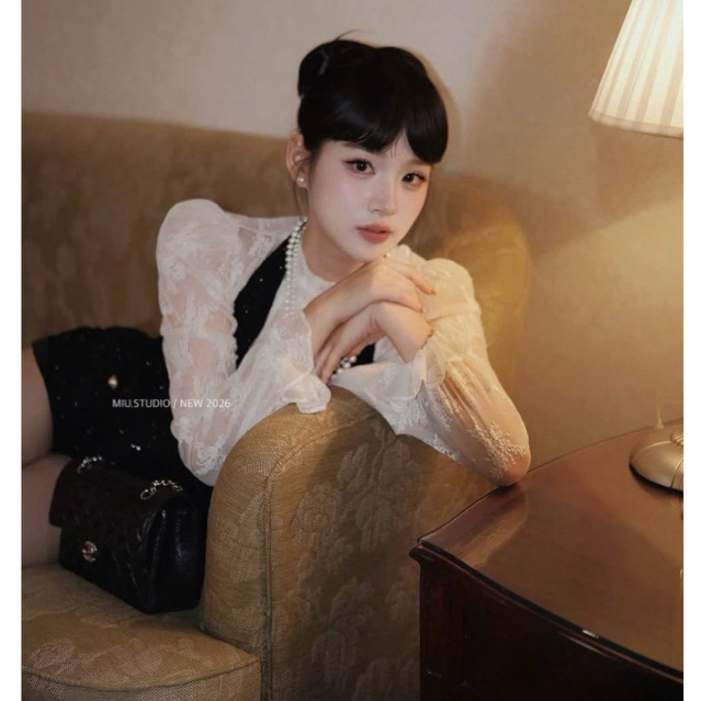 MIU.STUDIO •”Hazel Set” Jumpsuit dạ yếm kim sa TK dáng ngắn cổ V kèm áo ren hoa dài tay, thời trang nữ - 2 màu đen,gold
