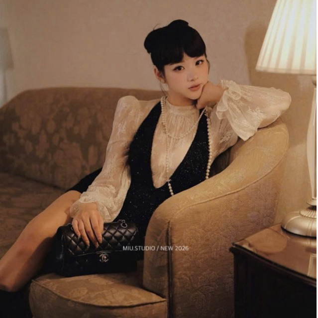 MIU.STUDIO •”Hazel Set” Jumpsuit dạ yếm kim sa TK dáng ngắn cổ V kèm áo ren hoa dài tay, thời trang nữ - 2 màu đen,gold