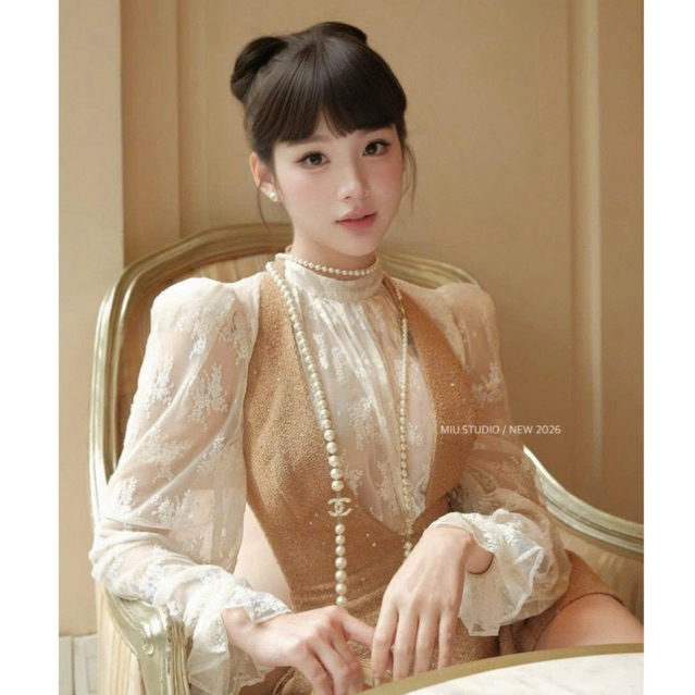 MIU.STUDIO •”Hazel Set” Jumpsuit dạ yếm kim sa TK dáng ngắn cổ V kèm áo ren hoa dài tay, thời trang nữ - 2 màu đen,gold