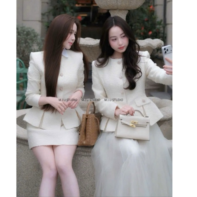 “Mave Set” Set áo khoác dạ tweed trắng kem đính khuy đá + chân váy lưới dáng dài tiểu thư sang chảnh,mặc đi chơi đi tiệc